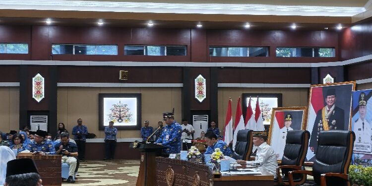 FOTO: NRA/MATAKALTENG - Kepala Bapperida Provinsi Kalteng sekaligus Plt. Sekretaris Daerah, Leonard S. Ampung, saat menyampaikan laporannya.