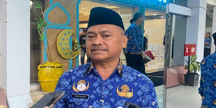 FOTO: NRA/MATAKALTENG - Kepala Dinas Tenaga Kerja dan Transmigrasi (Disnakertrans) Provinsi Kalteng, Farid Wajdi, saat diwawancarai wartawan.