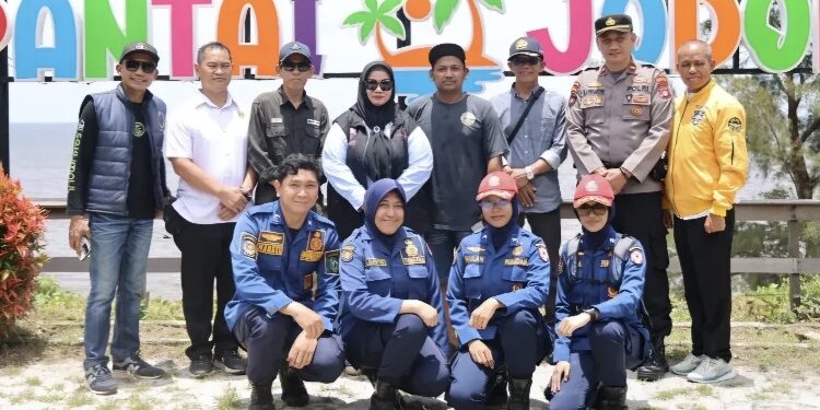 FOTO: IST/MATA KALTENG - Wakil Bupati Kotim, Irawati saat melakukan pengecekan sejumlah tempat wisata di kawasan Pantai Ujung Pandaran, Kecamatan Teluk Sampit.