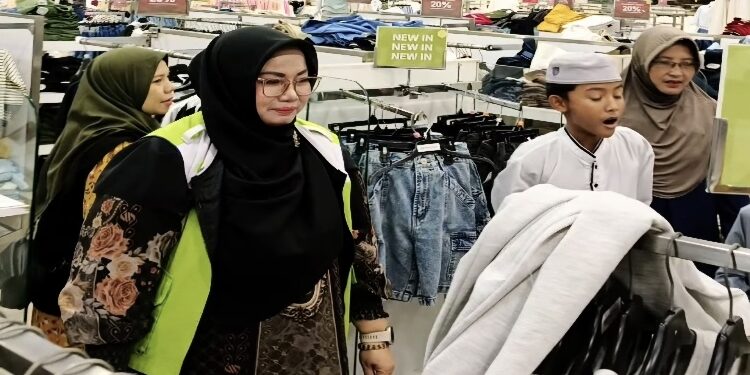 FOTO:IST/MATA KALTENG - Wakil Bupati Kotim Irawati saat membersamao anak yatim berbelanja pakaian, Kamis 19 Maret 2026.