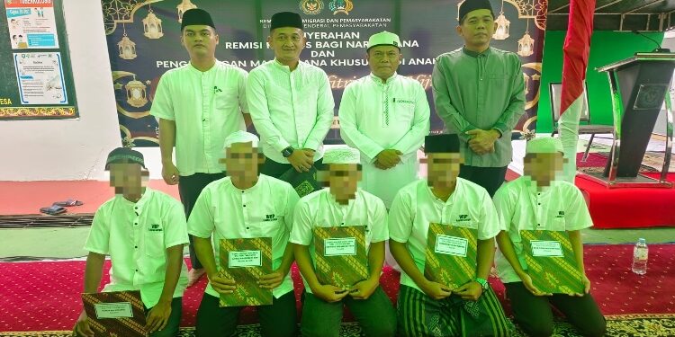 FOTO: IST/MATA KALTENG - Sejumlah narapidana Lapas Sampit yang terima remisi lebaran.