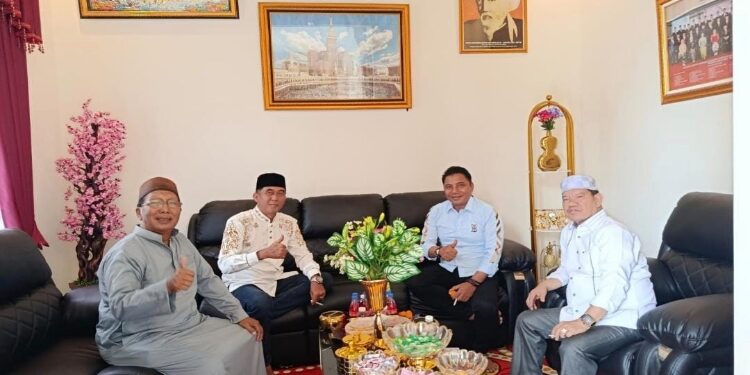 FOTO: IST/MATA KALTENG - Mantan Bupati Kotim Supian Hadi saat berkunjung di kediaman Waket DPRD Kotim Juliansyah.