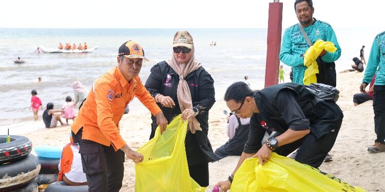FOTO: IST/MATA KALTENG - Wakil Bupati Kabupaten Kotawaringin Timur (Kotim) Irawati turun langsung melakukan pemantauan keamanan di sejumlah objek wisata, khususnya kawasan Pantai Ujung Pandaran.