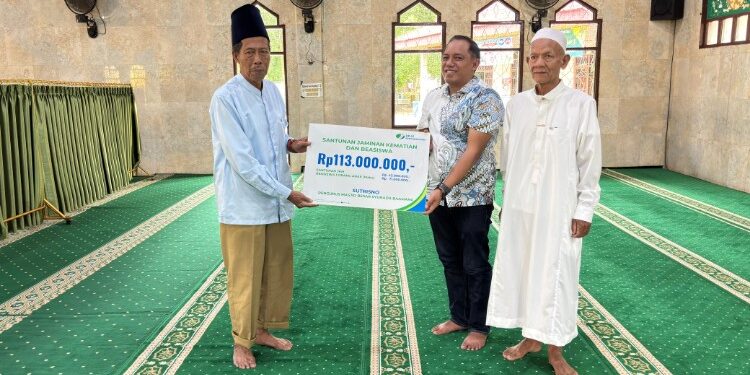 Foto:IST/MATA KALTENG - Penyerahan klaim BPJS Ketenagakerjaan kepada pengurus Masjid.