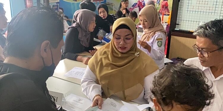Foto:IST/MATA KALTENG - Wabup Kotim Irawati saat sidak pelayanan hari pertama kerja di Disdukcapil Kotim, 25 Maret 2026.