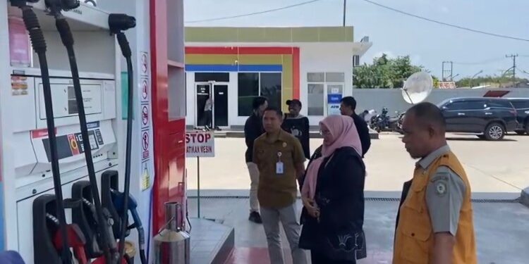 Foto:IST/MATA KALTENG - Suasana di salah satu lokasi pengisian BBM di Kota Sampit.