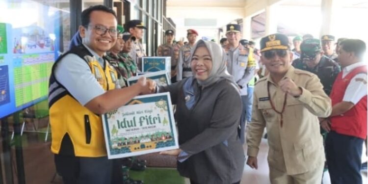 FOTO: IST/MATAKALTENG - Bupati Kotawaringin Barat dan Sekda Kobar ketika diwawancara sejumlah wartawan usai sidang paripurna, Senin 16 Maret 2026.