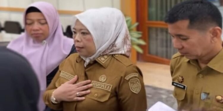FOTO: IST/MATAKALTENG - Bupati Kotawaringin Barat dan Sekda Kobar ketika diwawancara sejumlah wartawan usai sidang paripurna, Senin 16 Maret 2026.