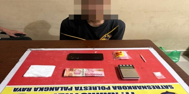 FOTO: IST/MATAKALTENG - Barang Bukti dan Pelaku yang Berhasil Diamankan Pihak Polresta Palangka Raya.