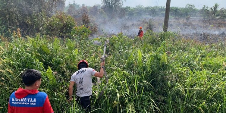 Foto:BPBD/MATA KALTENG - Proses pemadaman kebakaran lahan di lingkar Utara Sampit oleh BPBD Kotim, 25 Maret 2026.