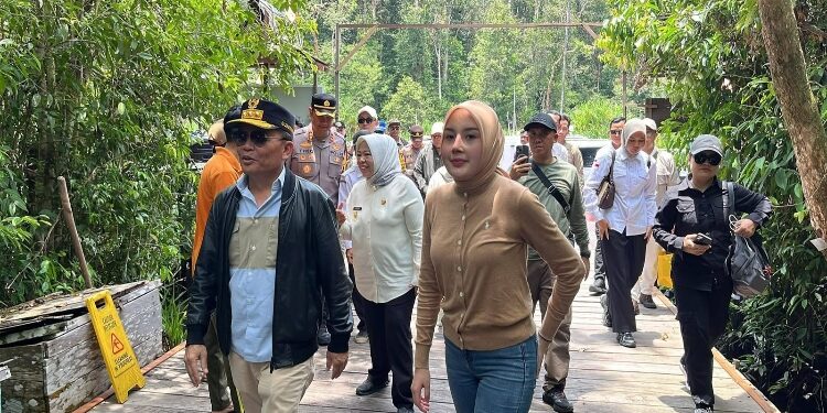 FOTO: IST/MATAKALTENG - Gubernur Agustiar Sabran didampingi Ketua TP PKK Provinsi Kalteng Aisyah Thisia Agustiar Sabran meninjau kawasan Taman Nasional Tanjung Puting di Kabupaten Kotawaringin Barat.