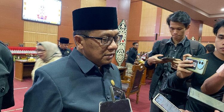 FOTO: NRA/MATAKALTENG - Ketua DPRD Kota Palangka Raya, Subandi, saat diwawancarai wartawan.
