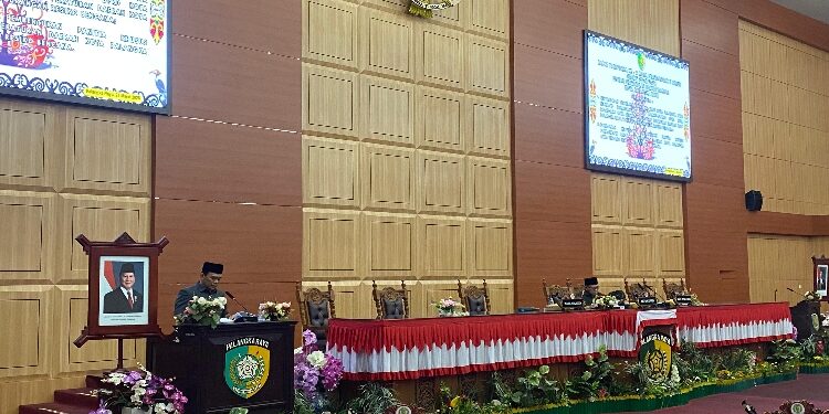 FOTO: NRA/MATAKALTENG - Wakil Wali Kota Palangka Raya, Achmad Zaini, yang mewakili Wali Kota Fairid Naparin, Saat menyampaikan jawaban pandangan fraksi.