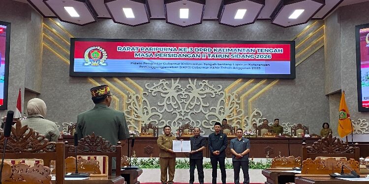 FOTO: NRA/MATAKALTENG - Penyerahan Laporan LKPJ Gubernur tahun 2025 dari pemerintah provinsi kepada DPRD Kalteng.