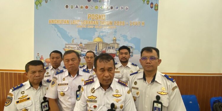 Foto:Kepala KSOP Kelas III Sampit, Hotman Siagian (tengah).