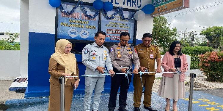 FOTO: NRA/MATAKALTENG - Pemerintah Provinsi Kalimantan Tengah melalui Badan Pendapatan Daerah (Bapenda) bersama Ditlantas Polda Kalteng dan Jasa Raharja Kalteng resmi meluncurkan layanan Samsat drive thru di kawasan Samsat Palangka Raya, Jalan RTA Milono, Senin 30 Mei 2026.
