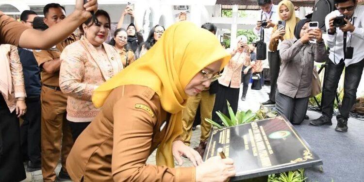 FOTO: IST/MATAKALTENG - Ketua BKOW Kalteng Nunu Andriani meresmikan Galeri dan Cafe Cantik DWP Provinsi Kalimantan Tengah.