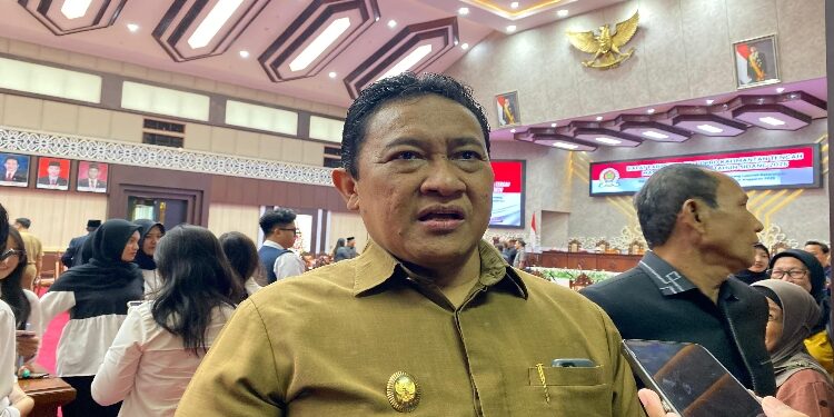 FOTO: NRA/MATAKALTENG - Wakil Gubernur, Edy Pratowo, saat diwawancarai usai menghadiri rapat paripurna DPRD Kalteng, Senin 30 Maret 2026.