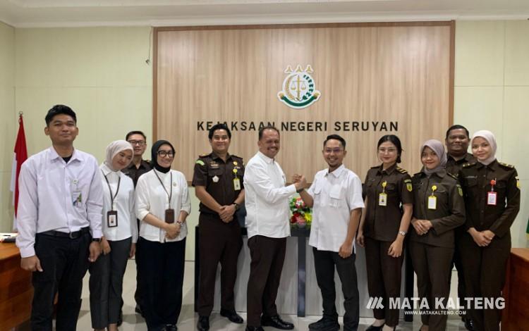 Foto: IST/MATA KALTENG - BPJS Ketenagakerjaan saat kickoff meeting bersama Kejaksaan Negeri Seruyan.