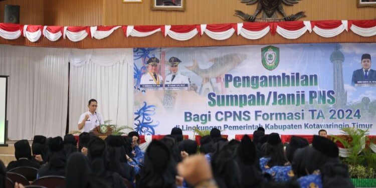 Foto:IST/MATA KALTENG - Pengambilan sumpah dan janji sebanyak 212 Pegawai Negeri Sipil (PNS) yang sebelumnya merupakan Calon PNS (CPNS) Formasi Tahun Anggaran 2024 di Gedung Serba Guna Sampit, 1 April 2026.