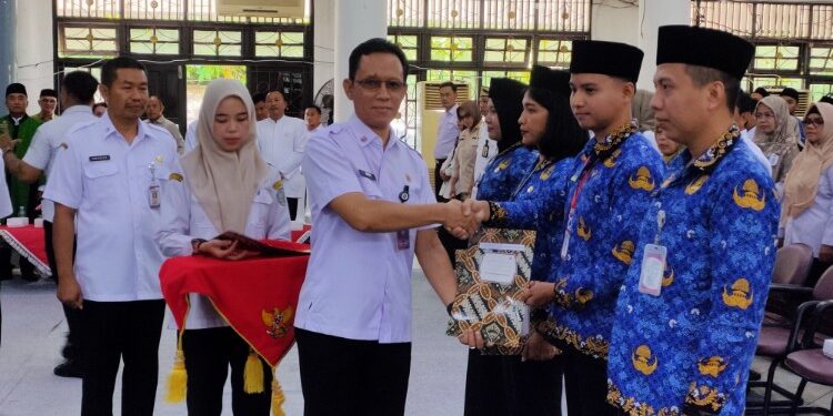 Foto:IST/MATA KALTENG - Asisten III Sekretariat Daerah (Setda) Kabupaten Kotawaringin Timur (Kotim) Bima Eka Wardhana saat serahkan SK PNS, 1 April 2026.