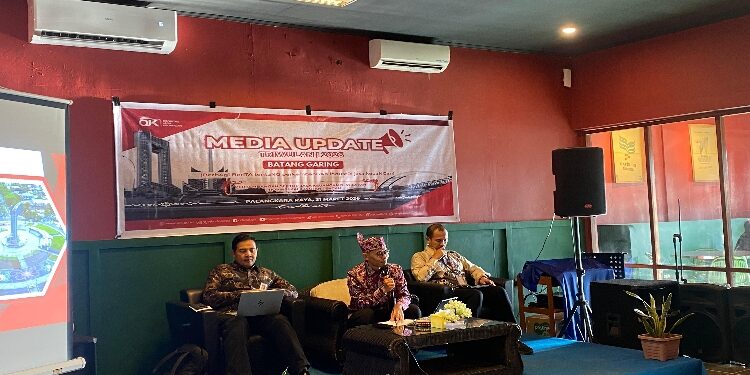 FOTO: NRA/MATAKALTENG - Kepala OJK Provinsi Kalimantan Tengah, Primandanu Febriyan Aziz, Saat Media Update Triwulan I 2026.