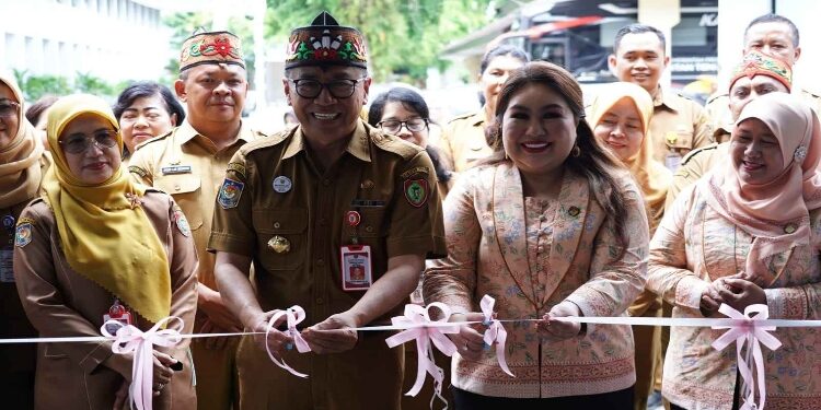 FOTO: MMC/MATAKALTENG - Plt. Sekda Leonard S. Ampung bersama Ketua DWP Kalteng Natalin Leonard S. Ampung saat pemotongan pita peresmian Kantin Wanita Berdaya.