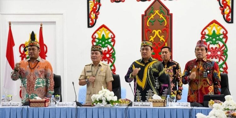 FOTO: IST/MATAKALTENG - Gubernur Kalteng Agustiar Sabran bersama Wagub Kalteng Edy Pratowo, Direktur Utama Bank Kalteng Maslipansyah dan Komut Non Independen Bank Kalteng Rahmat Nasution Hamka di Istana Isen Mulang, Kamis 2 April 2026.