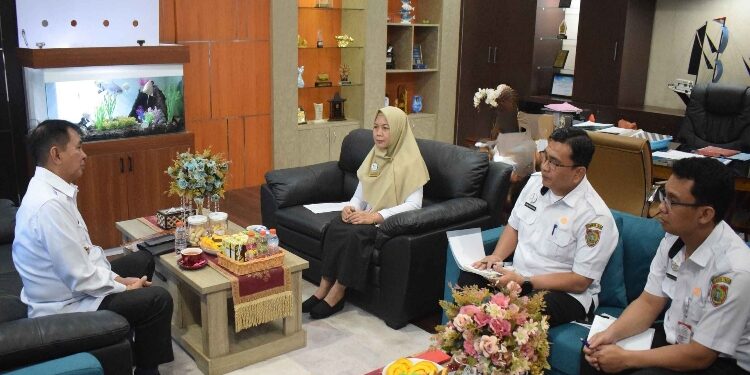 FOTO: IST/MATAKALTENG - Kepala Dislutkan Kalteng Sri Widanarni menerima kunjungan Bupati Barito Timur M. Yamin.