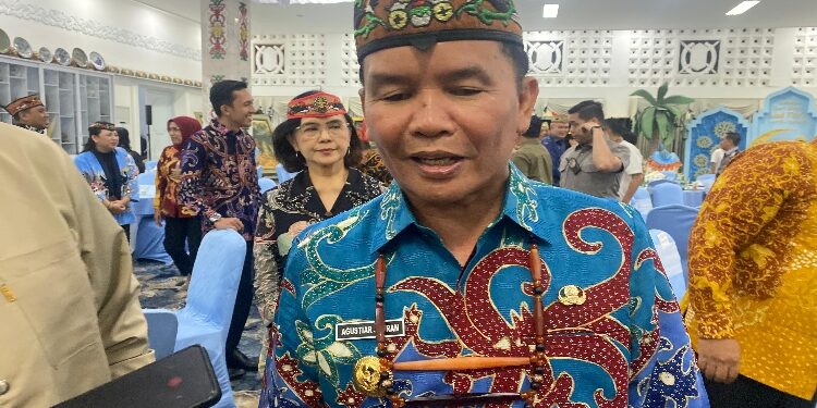 FOTO: NRA/MATAKALTENG - Gubernur Kalimantan Tengah, Agustiar Sabran, saat diwawancarai wartawan.
