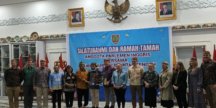 FOTO: NRA/MATAKALTENG - Foto Bersama pertemuan dengan delegasi parlemen Inggris dalam agenda silaturahmi dan ramah tamah yang digelar di Istana Isen Mulang.