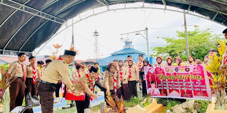 FOTO: IST/MATA KALTENG - Kwartir Ranting (Kwarran) Gerakan Pramuka Baamang melaksanakan ziarah dan doa bersama di makam almarhum camat Baamang Sufiansyah, Jumat 3 April 2026.