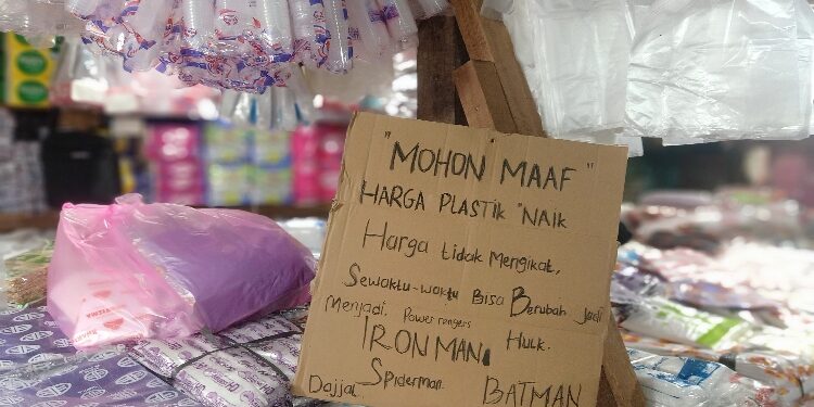 FOTO: IST/MATA KALTENG - Salah satu toko plastik di Kota Sampit.