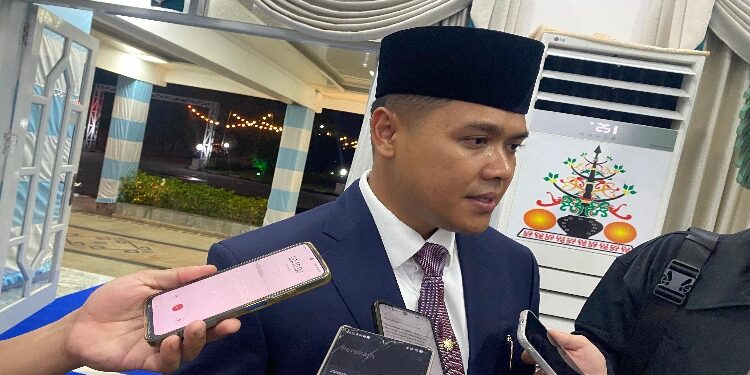 FOTO: NRA/MATAKALTENG - Plt Kepala Dinas Pendidikan Kalteng, Reza Prabowo, saat diwawancarai wartawan.