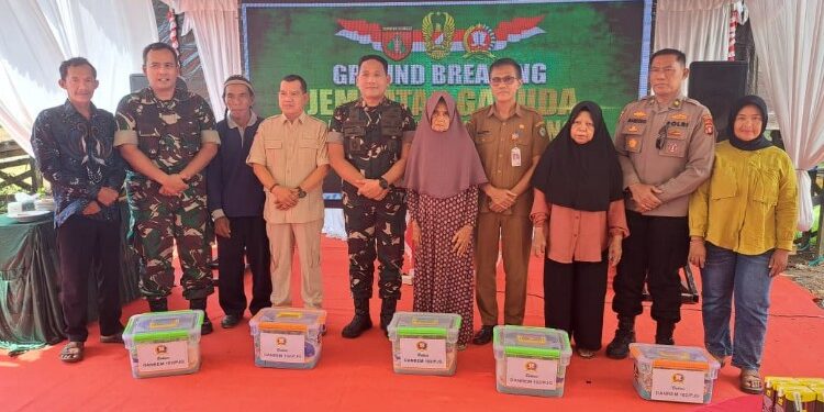 Foto:DIAN/MATA KALTENG - Penyerahan bantuan sembako dari Danrem bagi warga penerima manfaat di Desa Barunang Miri, 6 April 2026.