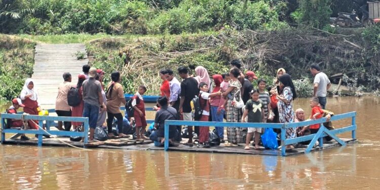 Foto:DIAN/MATA KALTENG - Suasana penyebrangan di Desa Barunang Miri, Kecamatan Parenggean, Kotim.