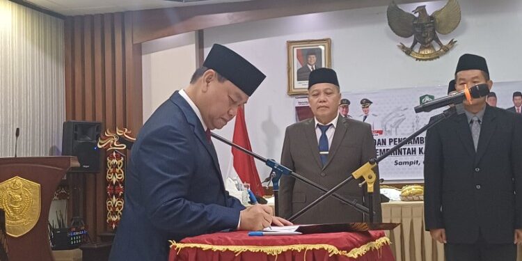 Foto:IST/MATA KALTENG - Bupati Kotim saat lantik sejumlah pejabat di lingkup Pemkab Kotim, Senin 6 April 2026.