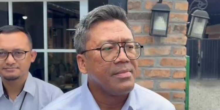 Kepala Perum Bulog Kanwil Kalimantan Tengah, Erwin Budiana, saat diwawancarai wartawan.
