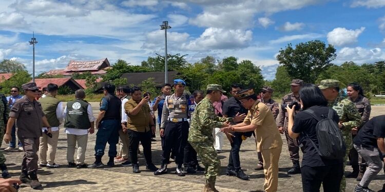 FOTO: NRA/MATAKALTENG - Menteri Pertahanan RI Sjafrie Sjamsoeddin didampingi jajaran lengkap Tim Satuan Tugas Penertiban Kawasan Hutan (Satgas PKH) tiba di Bandara Udara Tjilik Riwut Palangka Raya.