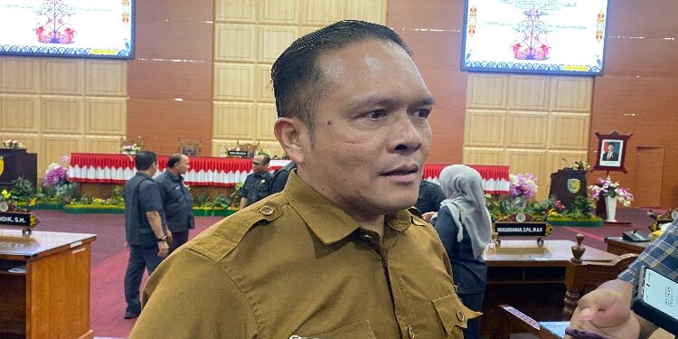 Anggota Komisi II DPRD Kota Palangka Raya, Khemal Nasery, Saat diwawancarai wartawan.