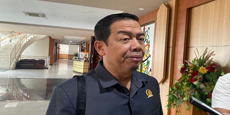 FOTO: NRA/MATAKALTENG - Anggota Komisi III DPRD Kota Palangka Raya, Arif Norkim, Saat diwawancarai wartawan.