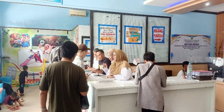 FOTO: IST/MATA KALTENG - Layanan publik di Disdukcapil Kotim.