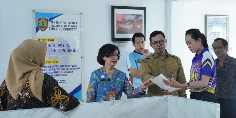 FOTO: IST/MATAKALTENG - Pj. Sekda Kalteng, Linae Victoria Aden, saat melakukan silaturahmi ke Dinas Perhubungan.