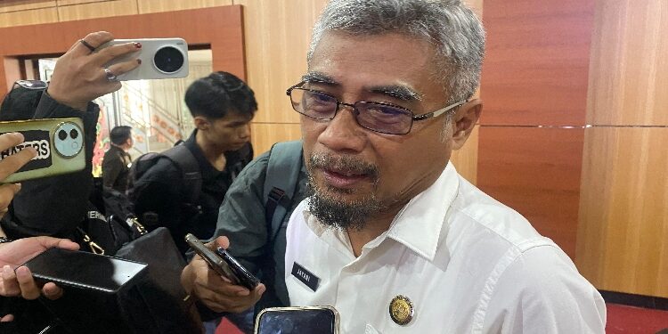 FOTO: NRA/MATAKALTENG - Pelaksana Tugas Kepala Dinas Pendidikan Kota Palangka Raya, Jayani, saat diwawancarai wartawan.