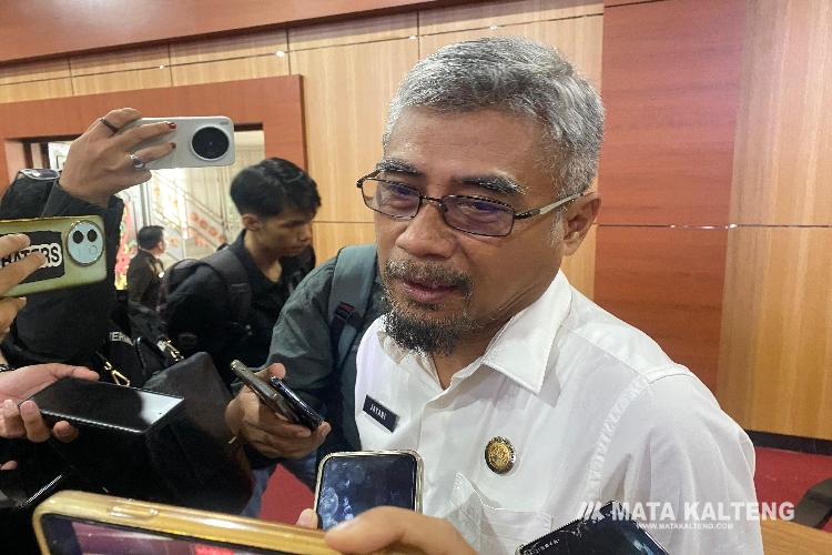 FOTO: NRA/MATAKALTENG - Pelaksana Tugas Kepala Dinas Pendidikan Kota Palangka Raya, Jayani, saat diwawancarai wartawan.