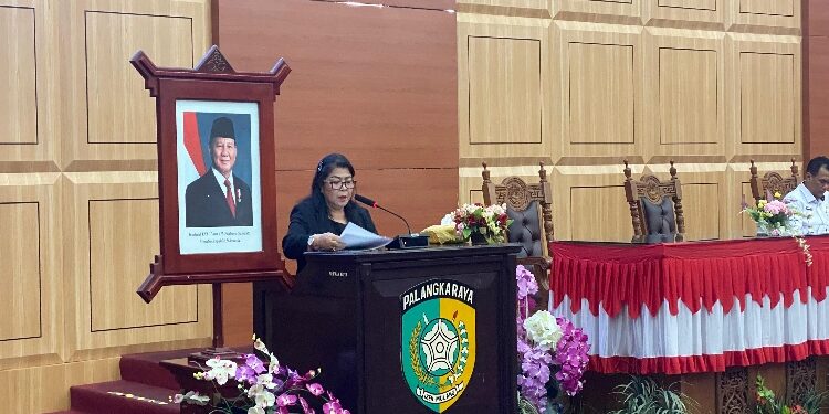 FOTO: IST/MATAKALTENG - Wakil Ketua II DPRD Kota Palangka Raya, Nenie Adriati Lambung, pada saat menyampaikan pidato penutupan masa persidangan II tahun sidang 2025/2026, di ruang rapat paripurna.