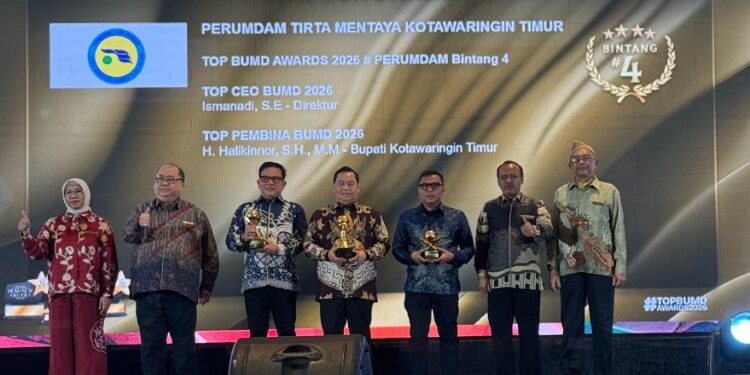 Foto:IST/MATA KALTENG - Bupati Kotim Halikinnor saat terima piala penghargaan di Ajang TOP BUMD Awards 2026, 13 April 2026.