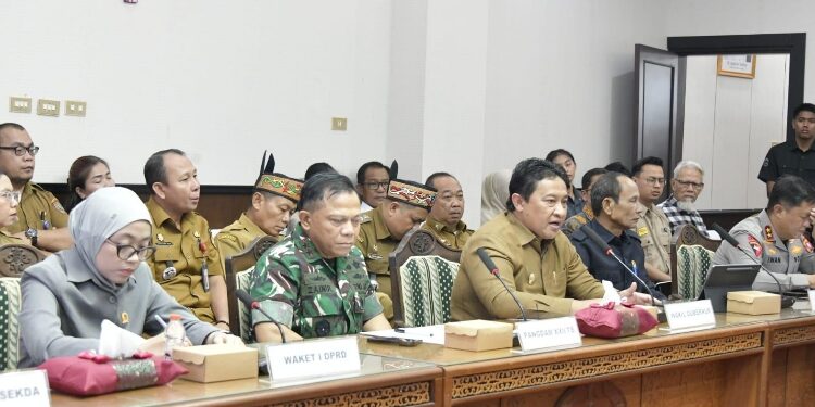 FOTO: IST/MATAKALTENG - Suasana Audiensi Pemprov Kalteng bersama unsur Forkopimda dengan Aliansi (APR - AKT) di Ruang Pimpinan DPRD Kalteng, Selasa 14 April 2026.
