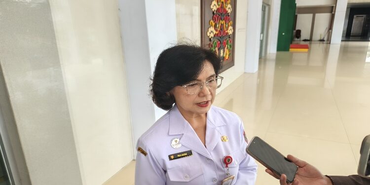 FOTO: NRA/MATAKALTENG - Pj Sekda Kalteng, Linae Victoria Aden, saat diwawancarai awak media, Rabu 15 April 2026.