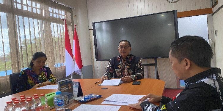 FOTO: NRA/MATAKALTENG - Plt Kepala Biro Umum dan Keuangan UPR, Yahya Sulaiman, bersama jajaran saat Jumpa Pers.